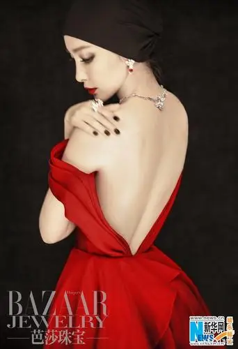李冰冰首登《芭莎珠宝》 复古华美红唇诱人