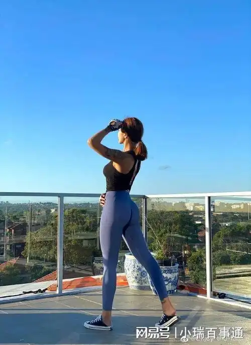 欧美风的健身女孩有多性感?蜜色麦肌火辣到犯规!_网易订阅