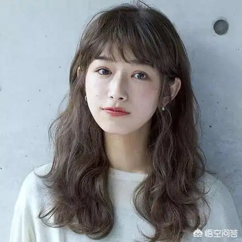 女40岁长发烫什么发型显年轻