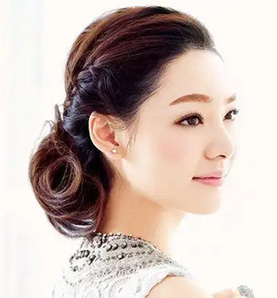 发型设计 盘发 >> 胖女孩怎么盘头 胖女人盘头照片(3)2015-12-09 17