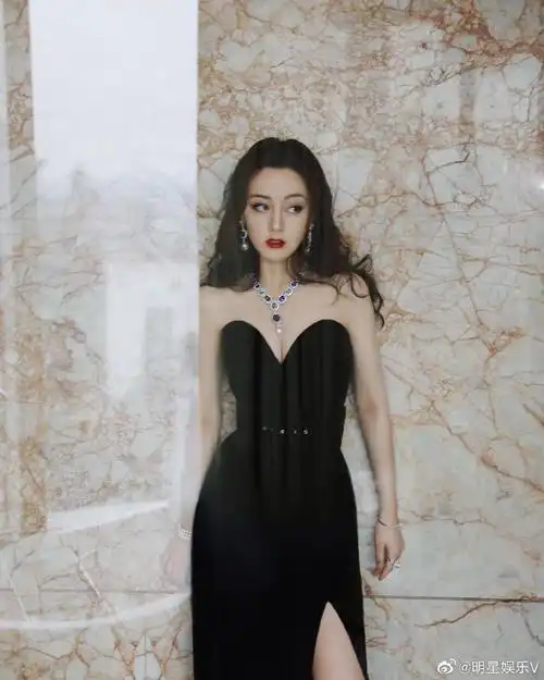迪丽热巴#黑色抹胸礼服,性感热辣魅力十足!