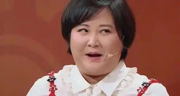 比如贾玲,以前看她演小品,电影,在欣赏这人的喜剧天赋的同时,我总觉的