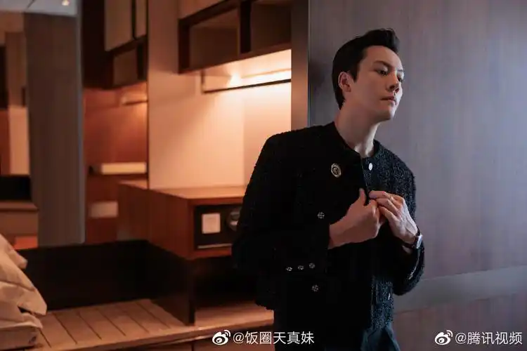 陈伟霆新剧照亮你官宣角色海报