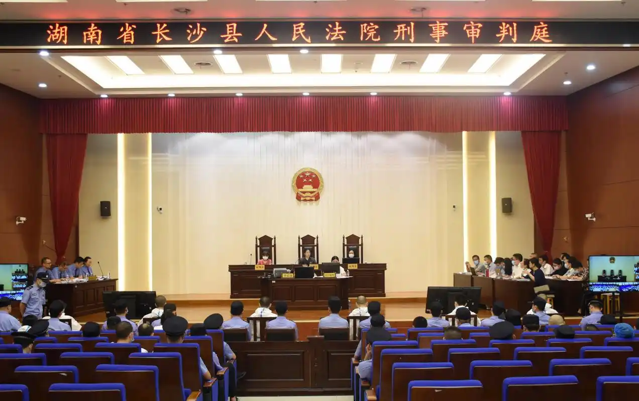 强迫"套路贷"受害女卖淫"还债",涉恶团伙22人受审