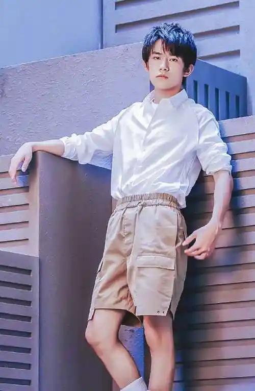 易烊千玺:果然白衬衫才是检验高颜值的唯一标准