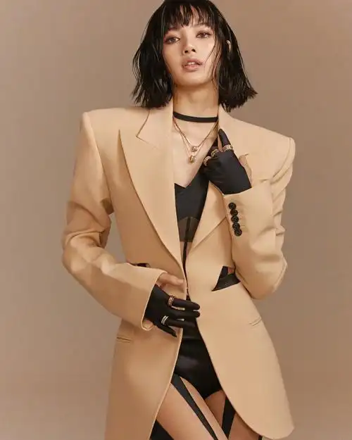 lisa vogue杂志封面写真图片