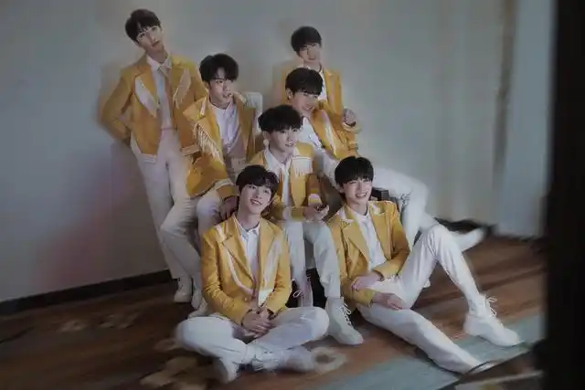 时代少年团成员们央视春晚造型图,小鸡蛋们在一众红西装中尤为突出!