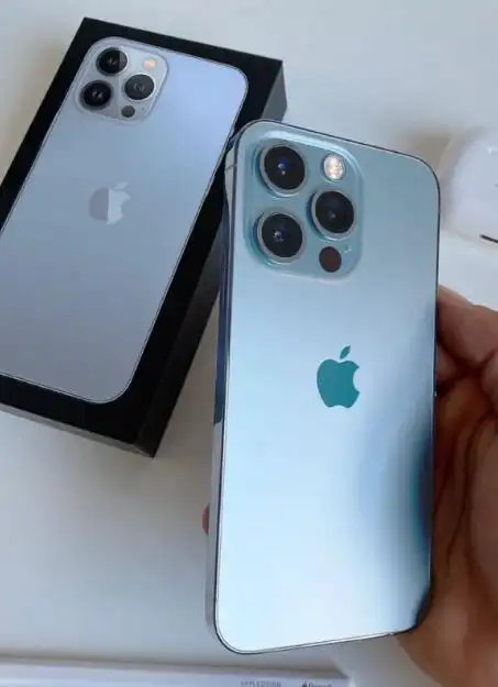 iphone13蓝色实物图真机(iphone13蓝色和午夜黑色哪个好看)