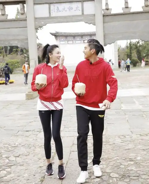 王大陆张蓝心漫步街头 对视甜笑