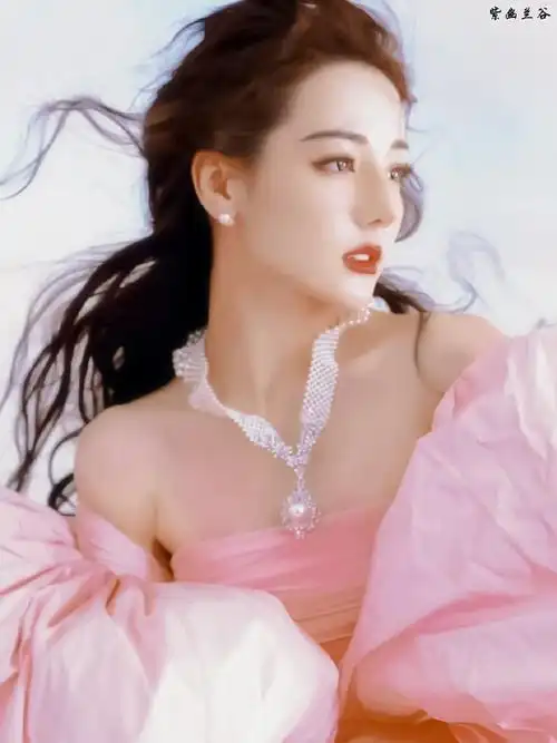 迪丽热巴费加罗油画公主造型