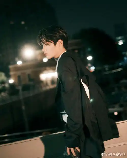 黄明昊最新写真释出