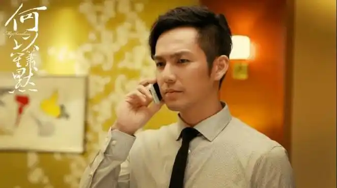 2021年钟汉良和小他16岁的女星谭松韵的古偶《锦心似玉》播出了,这部