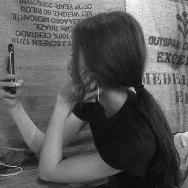 好看女生黑白图片头像诠释高冷手机上操作请先点击保存图片,在微信中