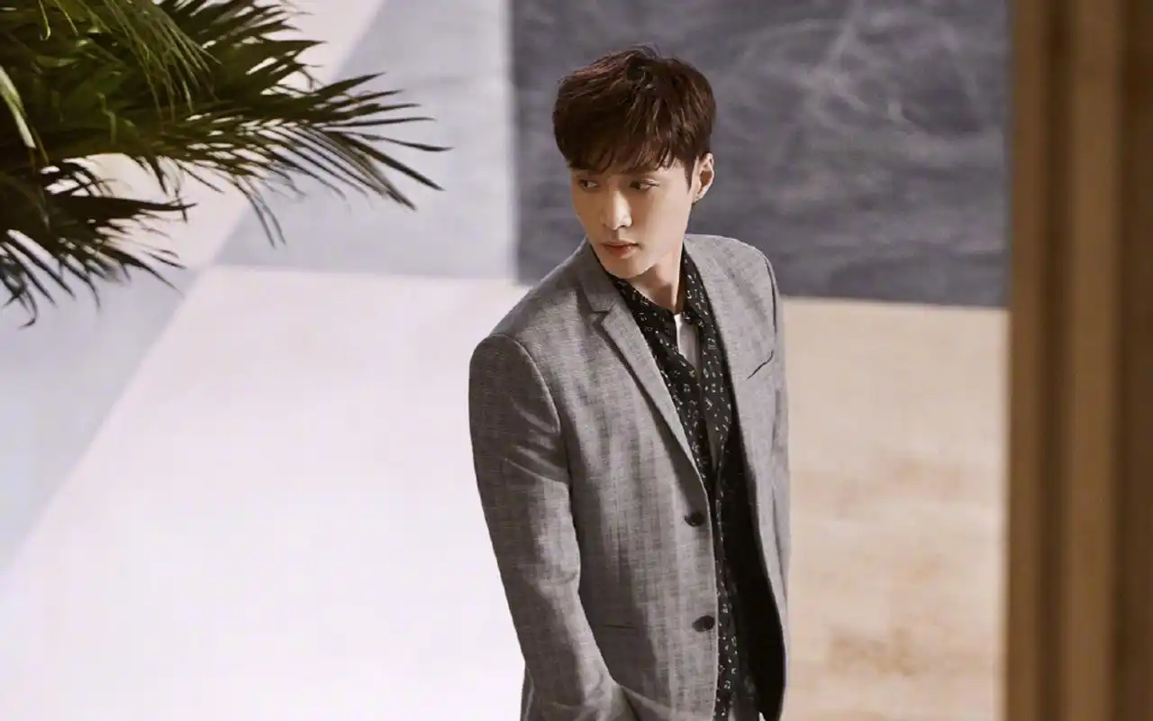 张艺兴帅气有型写真桌面壁纸