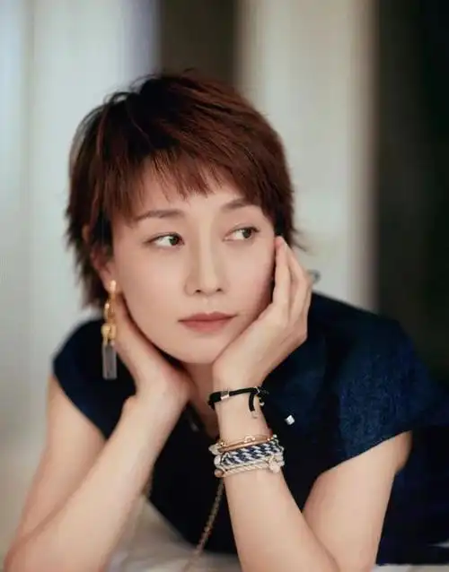 马伊琍近照状态太好了吧!短发利落穿搭气质,看着年轻好多