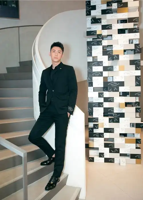 dior迪奥中国区香氛世家大使黄景瑜身穿dior·homme2018秋季gold