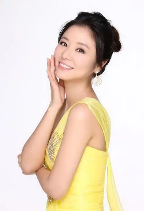 林心如分享女儿照片:小海豚眼睛惹人喜爱,妈妈逗趣表达担忧