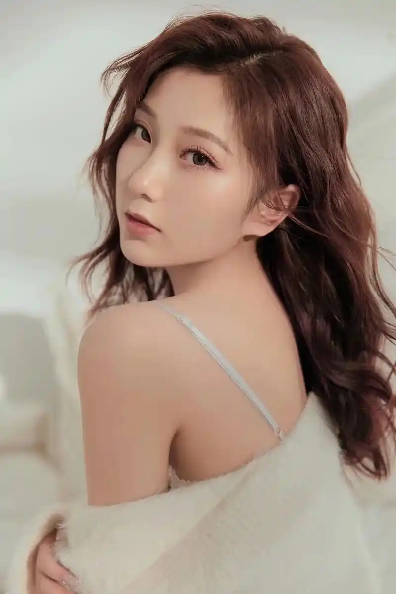 简约家居风#个人写真 #美出高级感 #写真情绪片 - 抖音