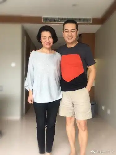 45岁刘琳剪掉十年长发变波波头短发没显得减龄反而有点土气