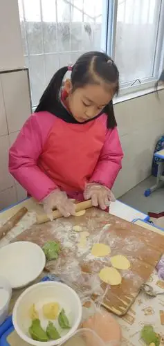 冬至校园飘焦香——浐灞第二十四小学二年级三班包饺子主题活动