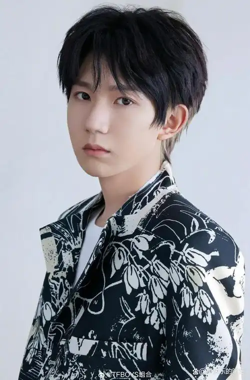 在今天,tfboys组合在官方微博分享了一张成员王俊凯,易烊千玺和王源的