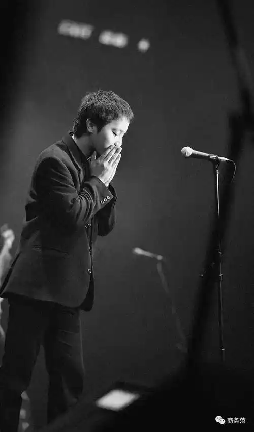 作为"魔岩三杰"中的颜值担当,无论是黑豹时期的窦唯,还是魔岩时期的