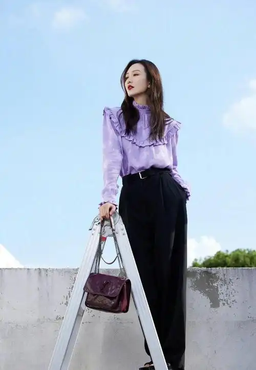 王鸥气质真是不一般,38岁穿紫色走宫廷风,不仅不违和还很高级