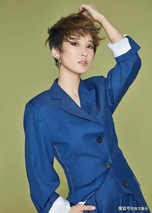 吴京妻子谢楠晒与贾玲合影!两人同框似姐妹,颜值喜人