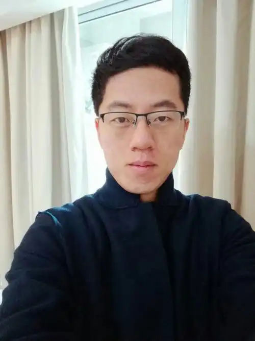 刘博士工作生活照