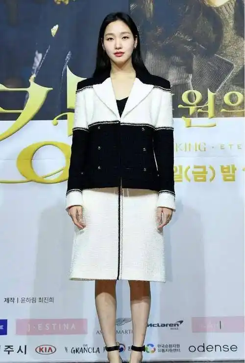 金高银新剧照曝光,黑色风衣知性时尚,简直太有气质_一身_整体_剧中