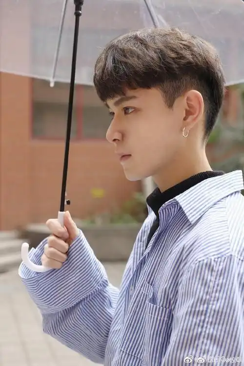 hello校草#粉丝推荐,四川外国语大学国际商学院大一学生@冉钦月cue