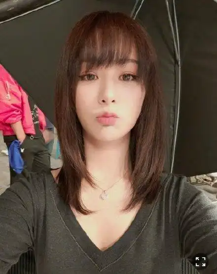 邻家女孩杨紫分享库存自拍照齐刘海锁骨发清纯甜美