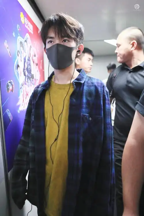 易烊千玺南京起飞镜头捕捉一个奶黄的小千