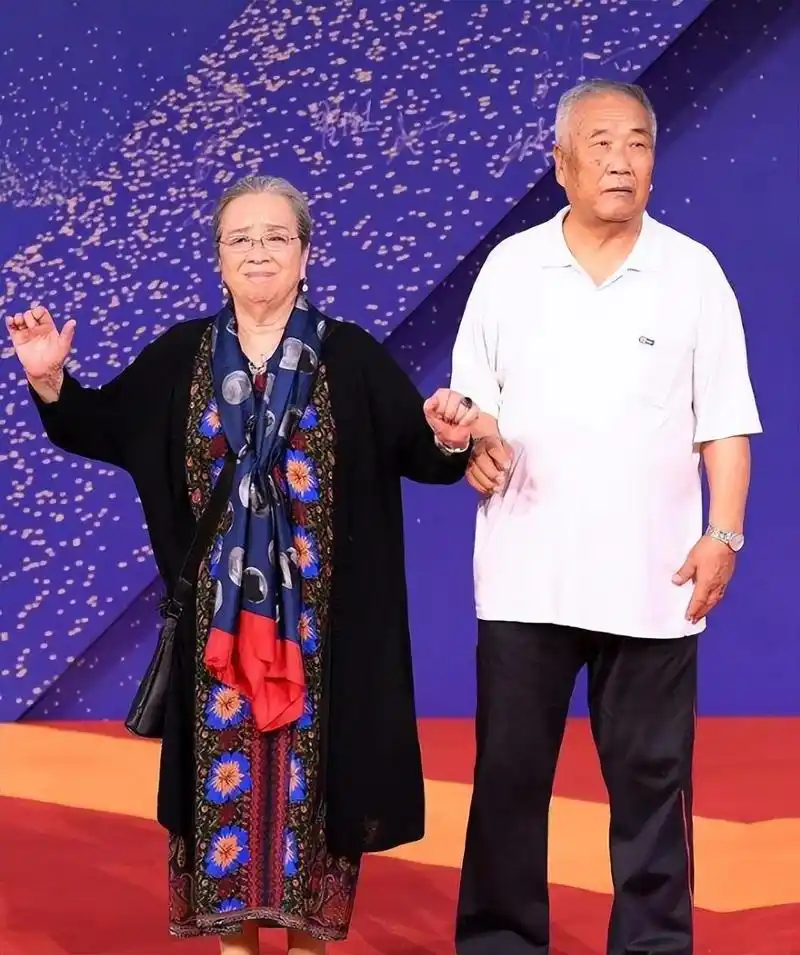 回顾容嬷嬷李明启:11岁丧父当过清洁工,平凡丈夫是她有力的支撑