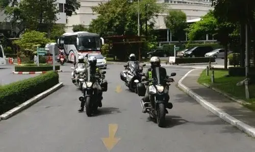 泰国皇家警车 为 中国艺术团开道