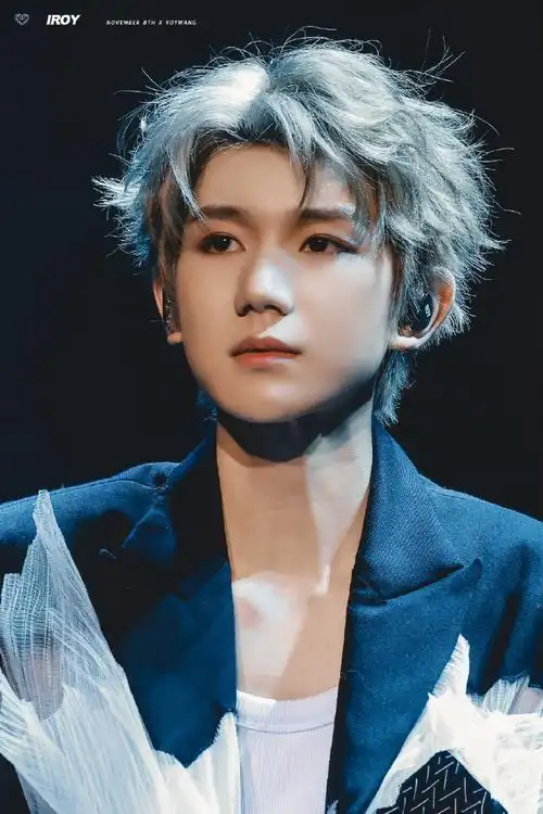 漂亮有灵气呀组合刚出道的时候每个人一个口号王源就是"王源的星星眼"