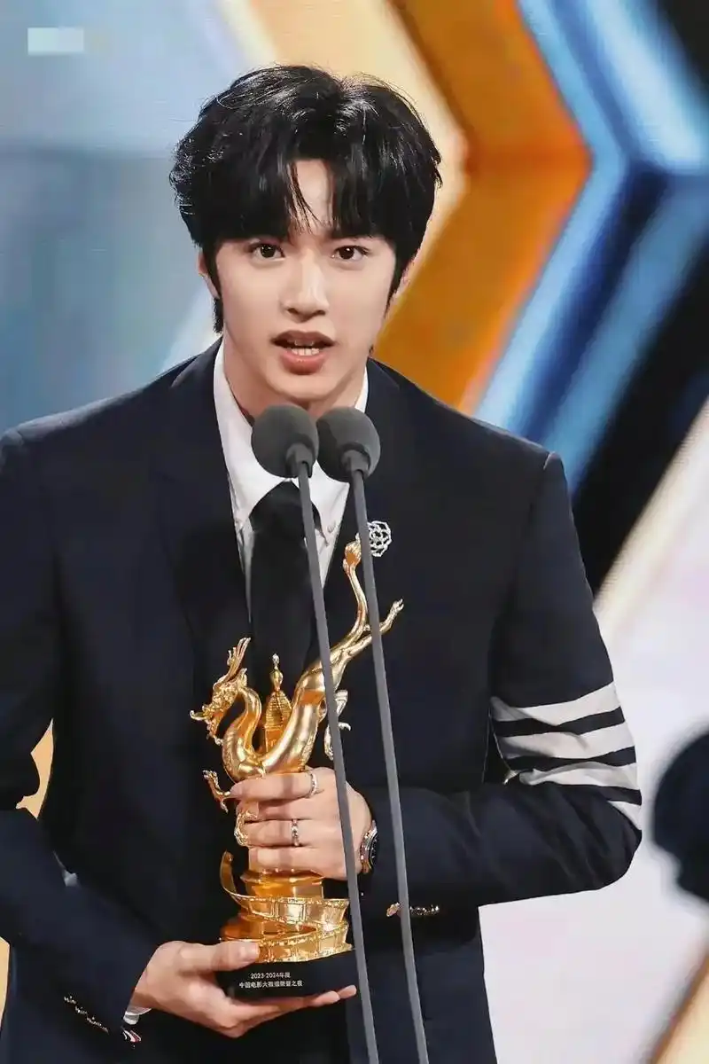 2024中国电影大数据年度新人刘耀文 - 抖音