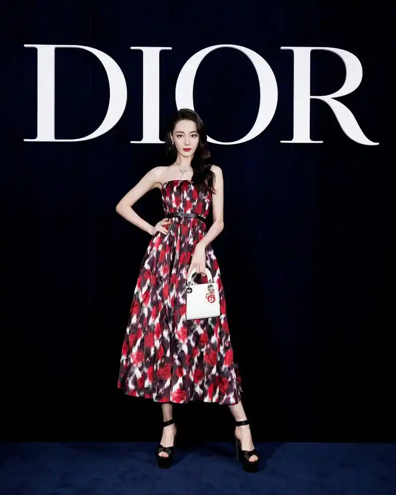 迪丽热巴这套红黑群真的太美了!网友说:关键靠这双黑色高跟鞋.