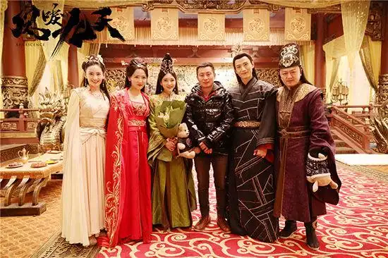 华萍总制片,仇星编剧,晓云同名原著改编的女性励志大剧《凤唳九天》于