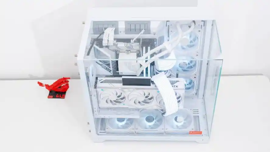 海景房电脑天花板:联力 vision 机箱,华硕吹雪s主板,七彩虹白火神装机