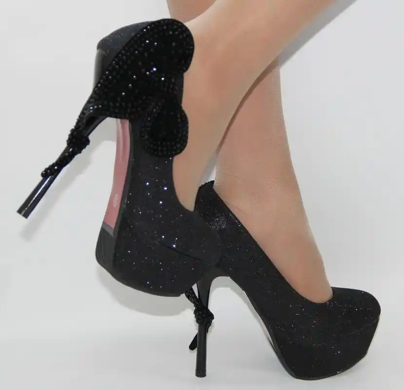 我想要一组图片,女生脚穿高跟鞋.高跟鞋一定要黑色的.