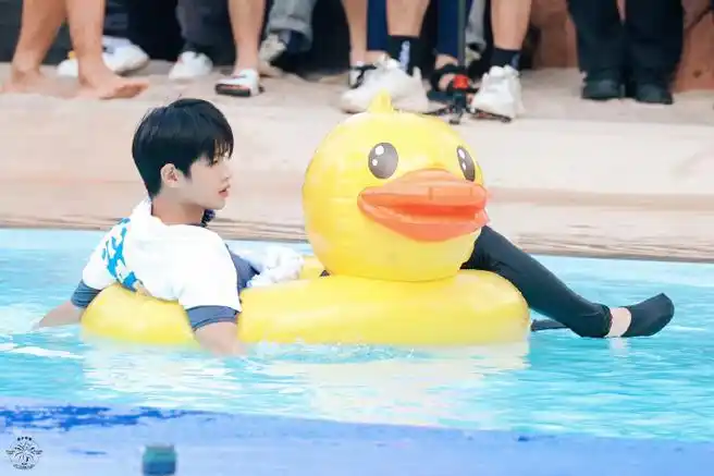 黄明昊《全力以赴的行动派》路透今日份录制综艺落水游泳好乖好可爱玩