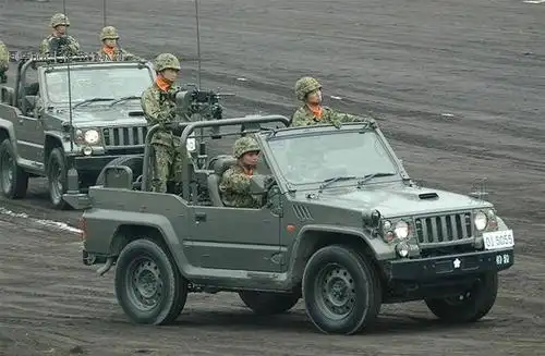 鬼子装甲车辆检阅跟咱没法比