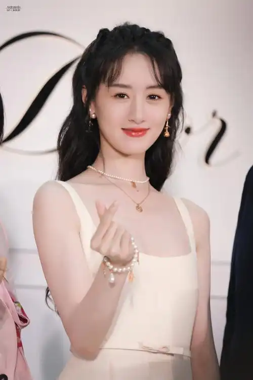 袁冰妍今日线下活动饭拍冰妍笑的好甜一举一动太优雅啦冰妍