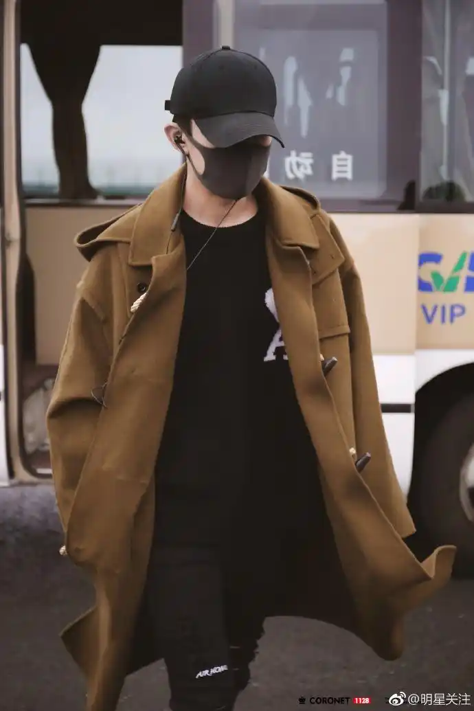 易烊千玺重庆飞北京,身穿军绿棕色大风衣,这身装扮太酷了