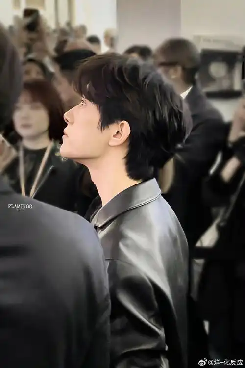 四和四的喉结  @tfboys-易烊千玺  我啃啃啃  #易烊千玺电影小小的我