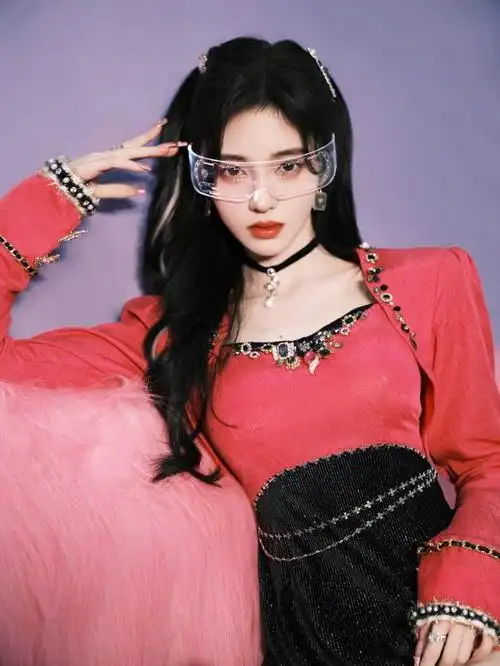 鞠婧祎最新大片曝光双马尾造型俏皮可爱