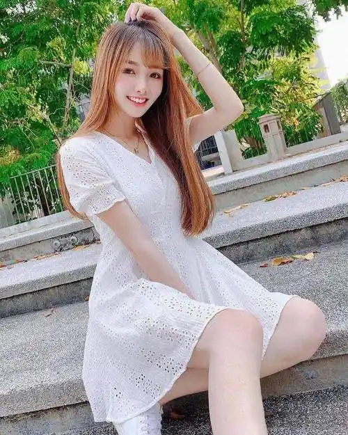 来自马来西亚的网红美女温妮其肌肤白如雪简单随性穿搭彰显时尚美