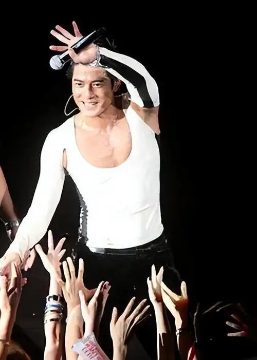 难忘的演出之夜深圳宝安体育馆上演的郭富城舞林星传世界巡回演唱会