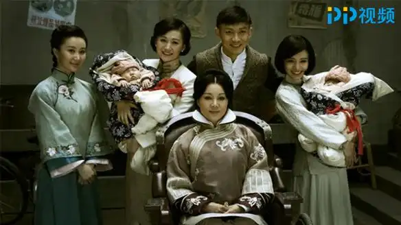 《心如铁》的大结局中,夺宝的最大反派燕飞中毒身亡,龙马和小苹果成功